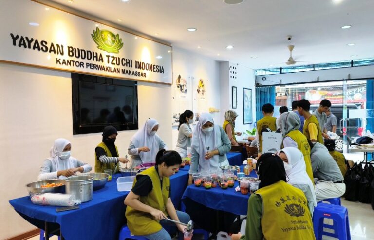 Berbagi Di Bulan Ramadan Dengan Pembagian Paket Takjil Tzu Chi