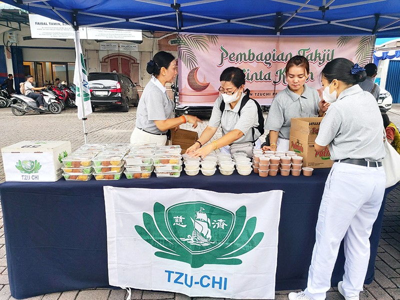 Relawan Tzu Chi Di Pematang Siantar Berbagi Takjil Cinta Kasih Tzu