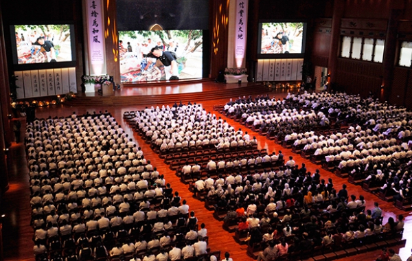 Para staf badan misi Tzu Chi Indonesia mengikuti acara Permberkahan Akhir Tahun 2019 pada sesi pertama.