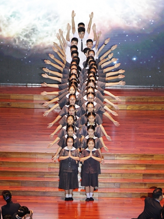 Siswa-siswi Sekolah Cinta Kasih Tzu Chi Cengkareng juga berpartisipasi dalam Pemberkahan Akhir Tahun 2019 dengan membawakan Isyarat Tangan Sutra Makna Tanpa Batas - Bab Pembukaan.