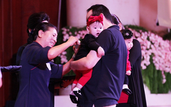 Ketua Yayasan Buddha Tzu Chi Indonesia, Liu Su Mei melantik salah satu Komisaris Kehormatan (Rong Dong) Tzu Chi dalam kegiatan Pemberkahan Akhir Tahun 2019.