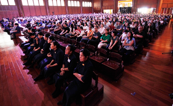 Dengan tertib, para peserta Pemberkahan Akhir Tahun 2019 sesi ke-2 yang terdiri dari relawan dan  masyarakat umum mengikuti rangkaian acara.