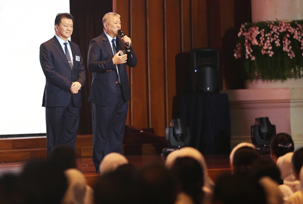 Wakil Ketua Yayasan Buddha Tzu Chi Indonesia, Sugianto Kusuma dan Franky O Widjaja memberikan pesan cinta kasih kepada para peserta Pemberkahan Akhir Tahun 2019.