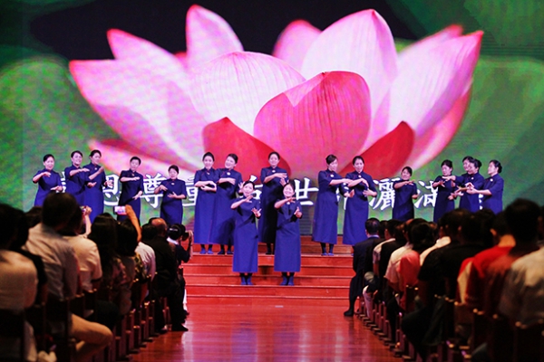 Isyarat Tangan Gan En, Zun Zhong, Ai juga dibawakan oleh para relawan komite wanita Tzu Chi Indonesia.