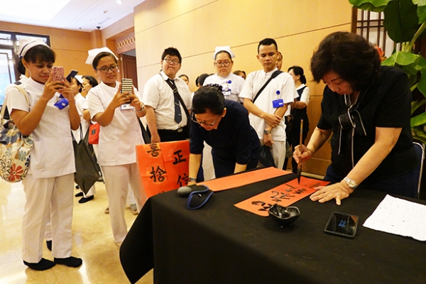 Dalam Pemberkahan Akhir Tahun 2019 juga terdapat stan-stan bagi para peserta. Salah satunya adalah stan kaligrafi dengan aksara Mandarin.