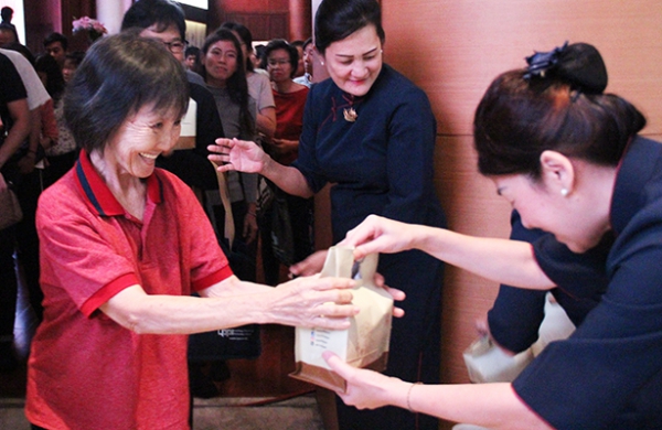 Satu per satu para peserta Pemberkahan Akhir Tahun 2019 diberikan suvenir setelah kegiatan selesai.