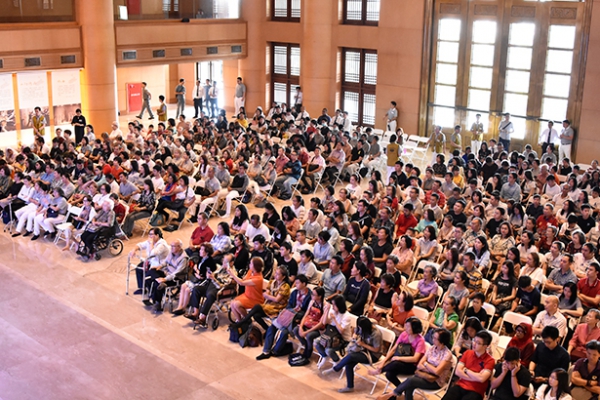 Di depan ruang Jiang Jing Tang, Aula Jing Si para peserta dari masyarakat umum juga mengikuti kegiatan Pemberkahan Akhir Tahun 2019.