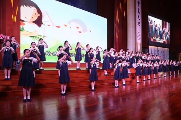 Para siswa dari Tzu Chi School juga membawakan Isyarat Tangan Gan Xie dalam acara Pemberkahan Akhir Tahun 2019.