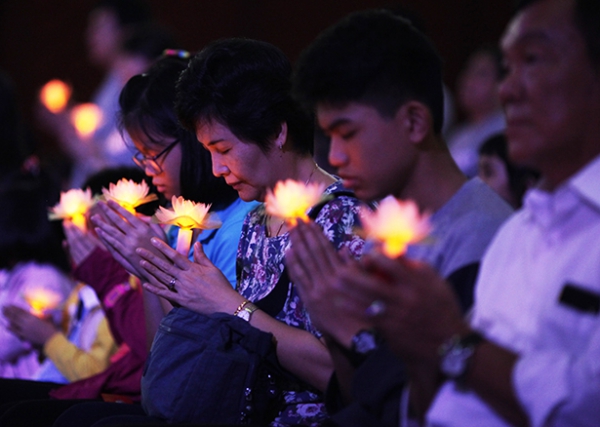 Sambil memegang lilin teratai, para peserta Pemberkahan Akhir Tahun 2019 memanjatkan doa dengan penuh khidmat.