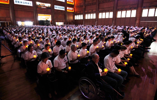 Dengan diiringi lagu Cinta dan Damai, para staf badan misi Tzu Chi Indonesia berdoa menggunakan lilin teratai dalam Pemberkahan Akhir Tahun 2019 sesi pertama.