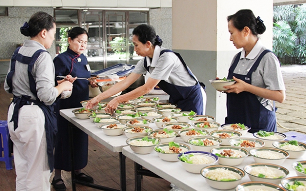 Dengan penuh semangat, para relawan konsumsi juga menyusun hidangan yang akan disajikan kepada para peserta Pemberkahan Akhir Tahun 2019 sesi pertama.