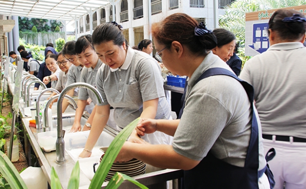 Relawan yang bertugas mencuci piring bersemangat membersihkan piring dan mangkok yang digunakan para peserta Pemberkahan Akhir Tahun 2019 setelah makan siang.