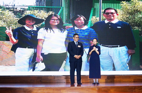 Para relawan yang kehidupan keluarganya berubah menjadi lebih baik dan bahagia setelah bergabung dengan Tzu Chi juga memberikan sharing di hadapan para peserta Pemberkahan Akhir Tahun 2019.