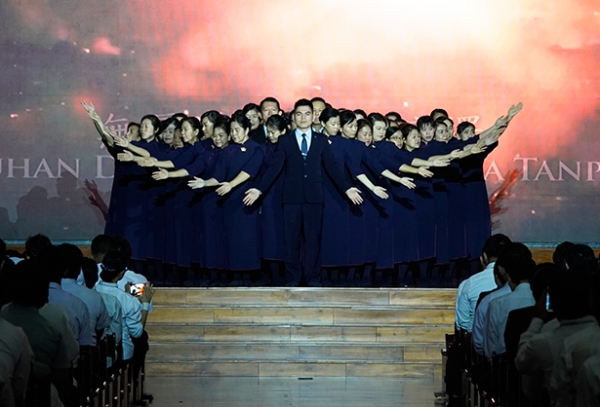 Para relawan komite (pria dan wanita) Tzu Chi membawakan Isyarat Tangan Wu Liang Yi Jing – Bab Penutup.