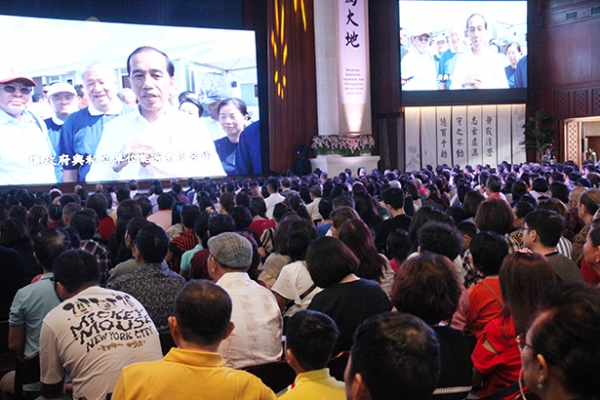 Para peserta Pemberkahan Akhir Tahun 2019 juga diajak menyaksikan video Cinta Kasih di Palu, Sulawesi Tengah.