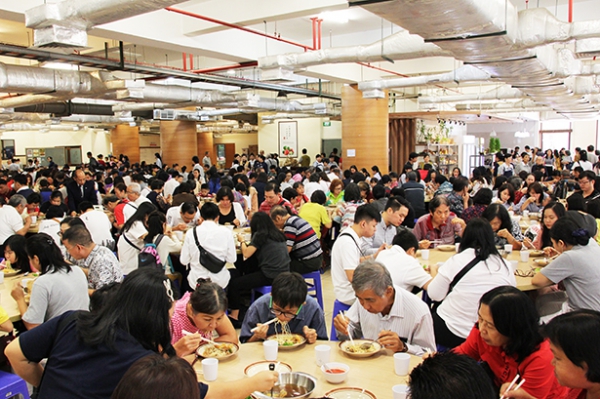 Setelah mengikuti Pemberkahan Akhir Tahun 2019 sesi pertama, para peserta menikmati hidangan yang telah disediakan relawan di kantin Tzu Chi Center.