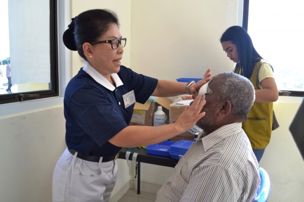 Relawan Tzu Chi Jakarta, Eva Wiyogo juga turut berpartisipasi mendukung baksos kesehatan di Manokwari ini.