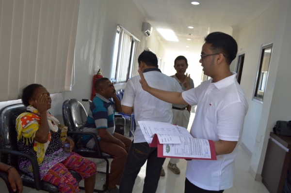 Tes penglihatan ini menjadi salah satu indikator keberhasilan operasi katarak. Di saat ini juga kebahagiaan para pasien terlihat karena mereka yang sebelumnya kurang jelas atau tidak bisa melihat kini bisa melihat kembali dengan lebih jelas.