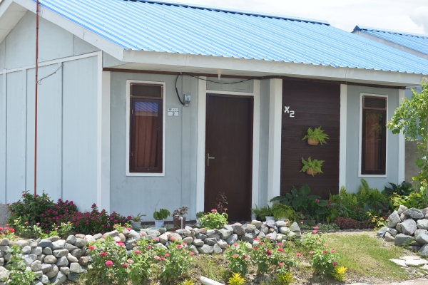 Warga yang sudah lebih dahulu menempati rumah cinta kasih Tzu Chi, merawat dan mendekor rumah mereka seiindah mungkin. Seperti rumah Blok X2 ini, terlihat indah dengan tanaman serta bunga-bunga menghiasi halaman depan rumahnya.