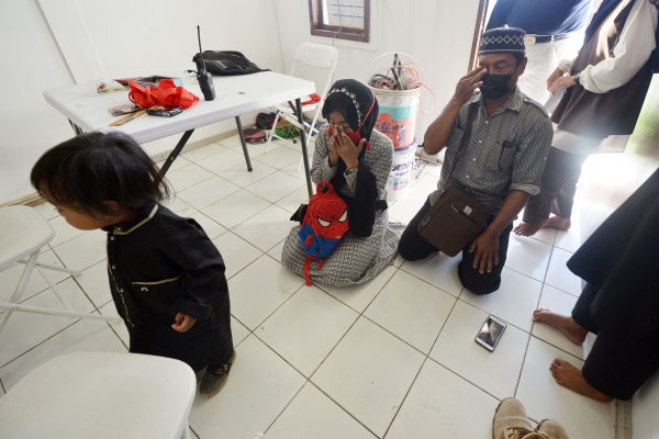 Syafruddin dan istrinya Musliah bersujud syukur saat membuka rumah baru mereka di Perumahan Cinta Kasih Tadulako. Ia merasakan syukur yang tak bisa diungkapkan dengan kata-kata. Kebahagiaannya pun tak terhingga.