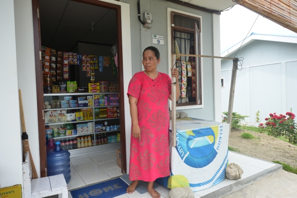 Tidak jarang juga warga membuka usaha di depan atau di dalam rumah mereka. Seperti salah satu warga perumahan cinta kasih ini yang berjualan dari dalam rumahnya untuk mencari nafkah harian.