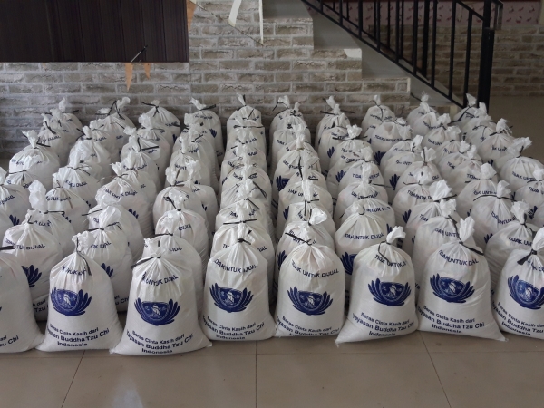 Paket-paket bantuan sembako yang sudah dikemas disusun rapi dan siap untuk dikirimkan.