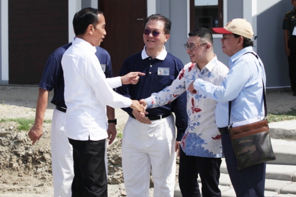 Axton Salim dan Gandi Sulistiyanto, mewakili Indofood dan Eka Tjipta Foundation turut menyambut kedatangan Presiden Joko Widodo.
