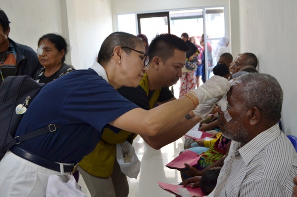Pasien yang selesai operasi menjalani post op (pemeriksaan pascaoperasi). Perban mata dibuka untuk kemudian diperiksa hasil operasinya.