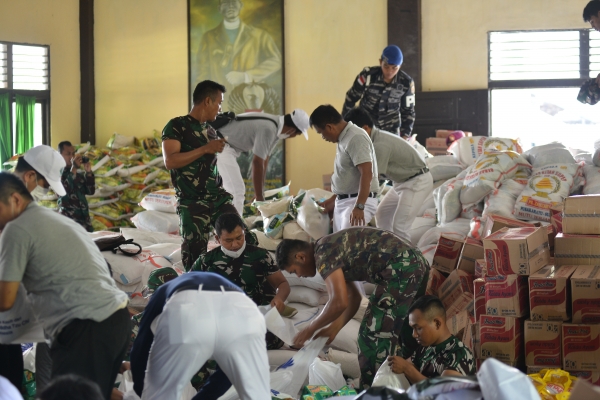 Para relawan Tzu Chi Bersama anggota TNI terus membuat paket bantuan sembako di Gedung Aula Makodim 1205/STG. Hal ini dilakukan agar paket bantuan ini dapat segera disalurkan untuk membantu warga terdampak banjir di Sintang dan Melawi.