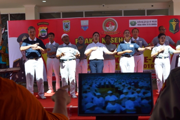 Lagu isyarat tangan (shou yu) Satu Keluarga diperagakan relawan Tzu Chi Biak, Manokwari, dan Jakarta sebagai bentuk pengenalan budaya humanis Tzu Chi.