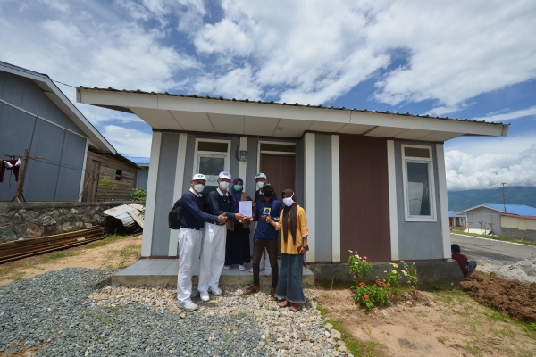 Relawan ikut mendampingi warga memasuki rumah, menjadi saksi kebahagian untuk para warga Perumahan Cinta Kasih Pombewe. Warga tersebut sangat bahagia dan akan menjaga rumah tersebut.
