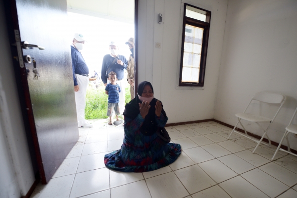 Warga lainnya yang baru menerima kunci dan memasuki rumah juga bersujud syukur karena doa mereka untuk memiliki hunian tetap akhirnya terkabul setelah 3 tahun lalu rumah mereka hancur akibat Tsunami.