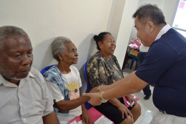 Ketua Tzu Chi Biak, Susanto Pirono memberikan semangat kepada salah satu pasien yang telah menjalani operasi.