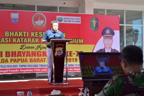 Ketua Tzu Chi Biak, Susanto Pirono memberikan sambutan dalam pembukaan Baksos Kesehatan pada hari Sabtu, 20 Juli 2019.