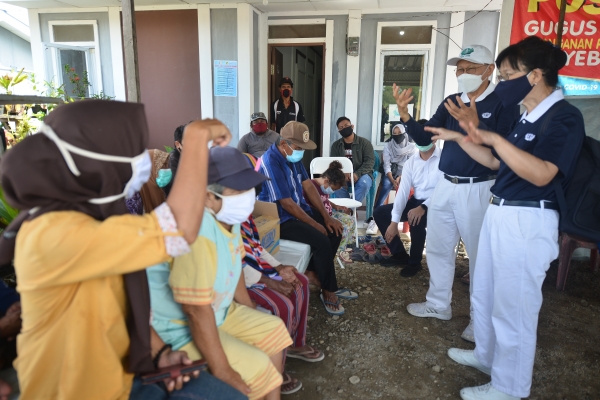 Sabtu, 4 September 2021, enam relawan Tzu Chi mengunjungi Perumahan Cinta Kasih Pombewe. Mereka mengadakan penandatanagan surat perjanjian (kloter terakhir) untuk 8 orang warga. Ada 500 unit rumah yang dibangun di Pombewe, dimana sebagian besar sudah ditempati oleh warga.