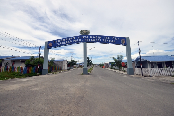 Setelah diresmikan oleh Panglima TNI Marsekal Hadi Tjahjanto, Jumat, 3 September 2021, relawan Tzu Chi menyerahkan kunci kepada 13 warga Perumahan Cinta Kasih Tadulako. Ketiga belas warga ini merupakan kloter terakhir dari 1.500 warga lainnya yang sudah lebih dulu menerima dan menempati rumah di Perumahan Cinta Kasih Tzu Chi Tadulako, Palu, Sulawesi Tengah.