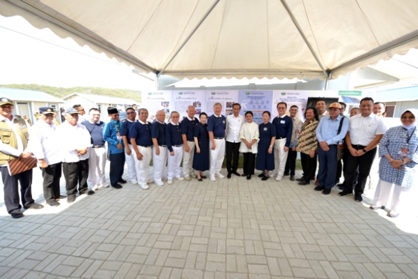 Presiden RI Joko Widodo beserta ibu negara berfoto bersama dengan relawan Yayasan Buddha Tzu Chi Indonesia.