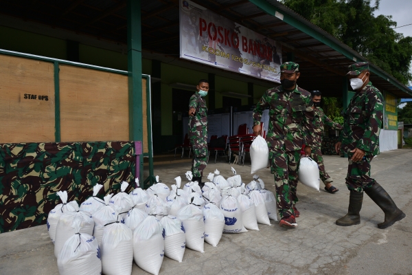 Seluruh paket yang akan dikirim ke berbagai wilayah di Kota Sintang dan Kab. Melawi disiapkan dengan rapi di depan Aula oleh prajurit TNI Kodim 1205/STG agar mudah menghitung jumlah paket yang dibagikan.