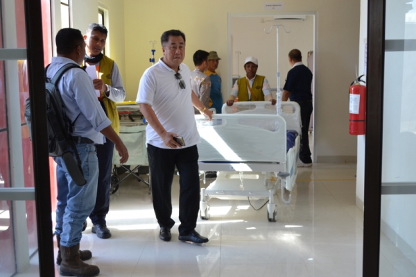 Setelah menentukan ruangan yang akan dipakai sebagai tempat operasi, relawan Tzu Chi Biak, Manokwari, dan Jakarta segera menata ruangan sesuai standar yang ditetapkan TIMA Indonesia.