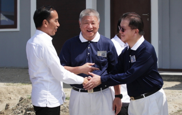 Wakil Ketua Yayasan Buddha Tzu Chi Indonesia, Sugianto Kusuma dan Franky O. Widjaja menyambut kedatangan Presiden RI Ir. H. Joko Widodo saat berkunjung ke Perumahan Cinta Kasih Tzu Chi Tadulako, Palu, Sulawesi Tengah.