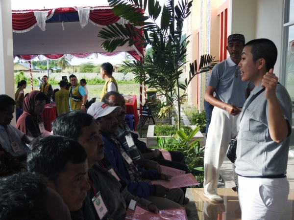 Relawan Tzu Chi Manokwari, Mariany tengah memberikan penjelasan kepada para pasien baksos kesehatan yang akan menjalani operasi.