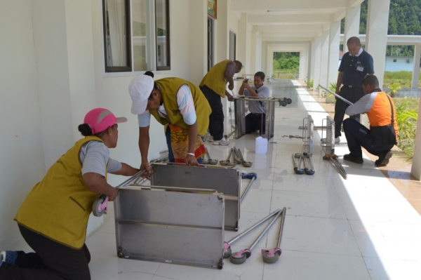 Relawan Tzu Chi Jakarta dan Biak menyiapkan dan membersihkan peralatan medis yang akan digunakan dalam Baksos Kesehatan Tzu Chi ke-127 di RS Bhayangkara Lodewijk Mandatjan, Manokwari, Papua Barat.