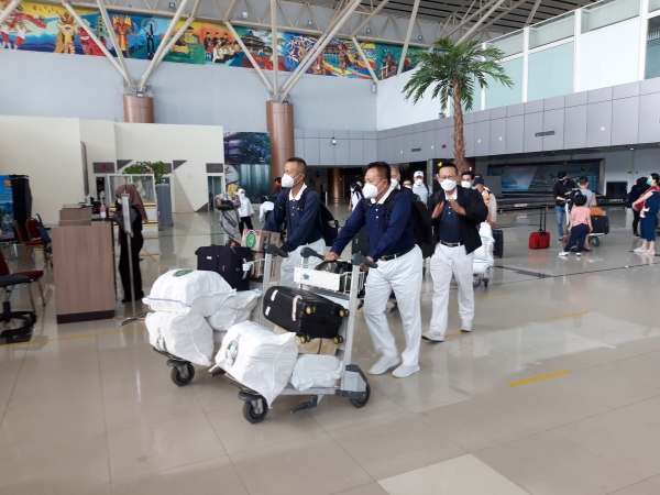 Relawan Tzu Chi Jakarta yang tiba di Kota Pontianak 16 November 2021 pukul 09.00 WIB langsung menuju Kab.Sintang melalui jalur darat, melewati hutan dan perbukitan.