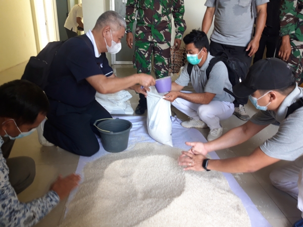 Di Gedung Aula Puskesmas Nanga Pinoh, Melawi relawan Tzu Chi mengemas paket bantuan sembako untuk warga Desa Nanga Belimbing, Kec. Pinoh Utara Kab. Melawi.