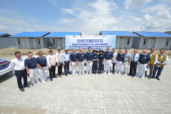 Para relawan Tzu Chi ketika bersiap menyambut kedatangan Presiden RI Joko Widodo ke Perumahan Cinta Kasih Tzu Chi Tadulako di Palu, Sulawesi Tengah.