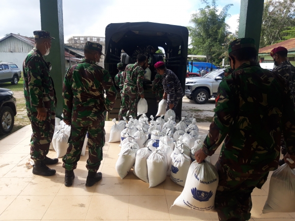 Paket bantuan dikirim menggunakan truk-truk tentara jalur darat, Polairud, Dishub dan BPBD untuk jalur sungai.