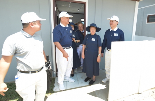 Sebelum kedatangan Presiden Jokowi, Ketua Yayasan Buddha Tzu Chi Indonesia Liu Su Mei meninjau kondisi salah satu rumah yang sudah selesai pembangunannya.