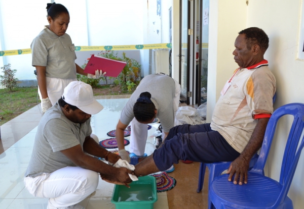 Mencuci kaki pasien dilakukan oleh relawan Tzu Chi agar kondisi pasien bersih dan steril saat memasuki ruangan operasi.