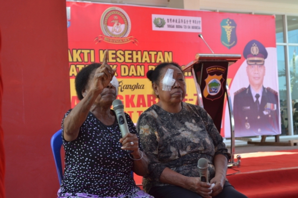 Martha, salah satu pasien baksos kesehatan merasa senang katarak di matanya akhirnya bisa dioperasi. Martha bersyukur para dokter dan relawan Tzu Chi bisa datang ke Papua. “Ini berkat kuasa Tuhan,” tegasnya.