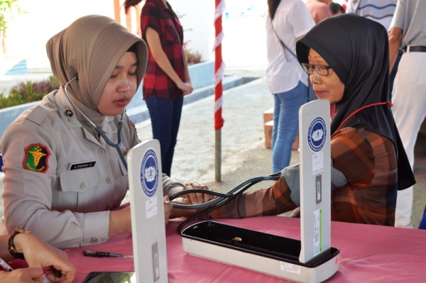 Tim medis dari RS Bhayangkara Lodewijk Mandatjan juga turut berpartisipasi dalam kegiatan baksos kesehatan ini.